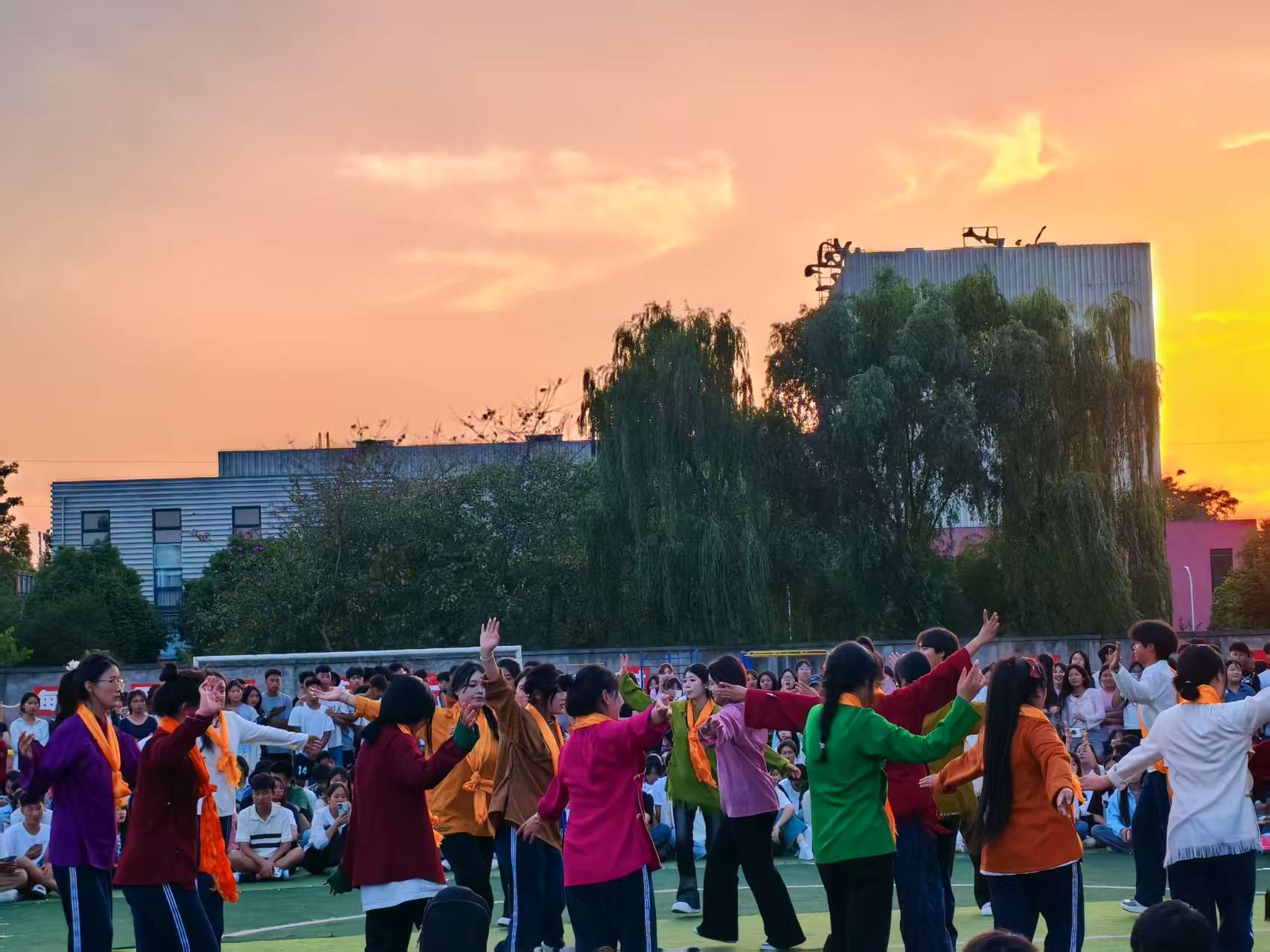 【青春飞扬 乐动校园】——青神中职校首届草坪音乐节成功举办
