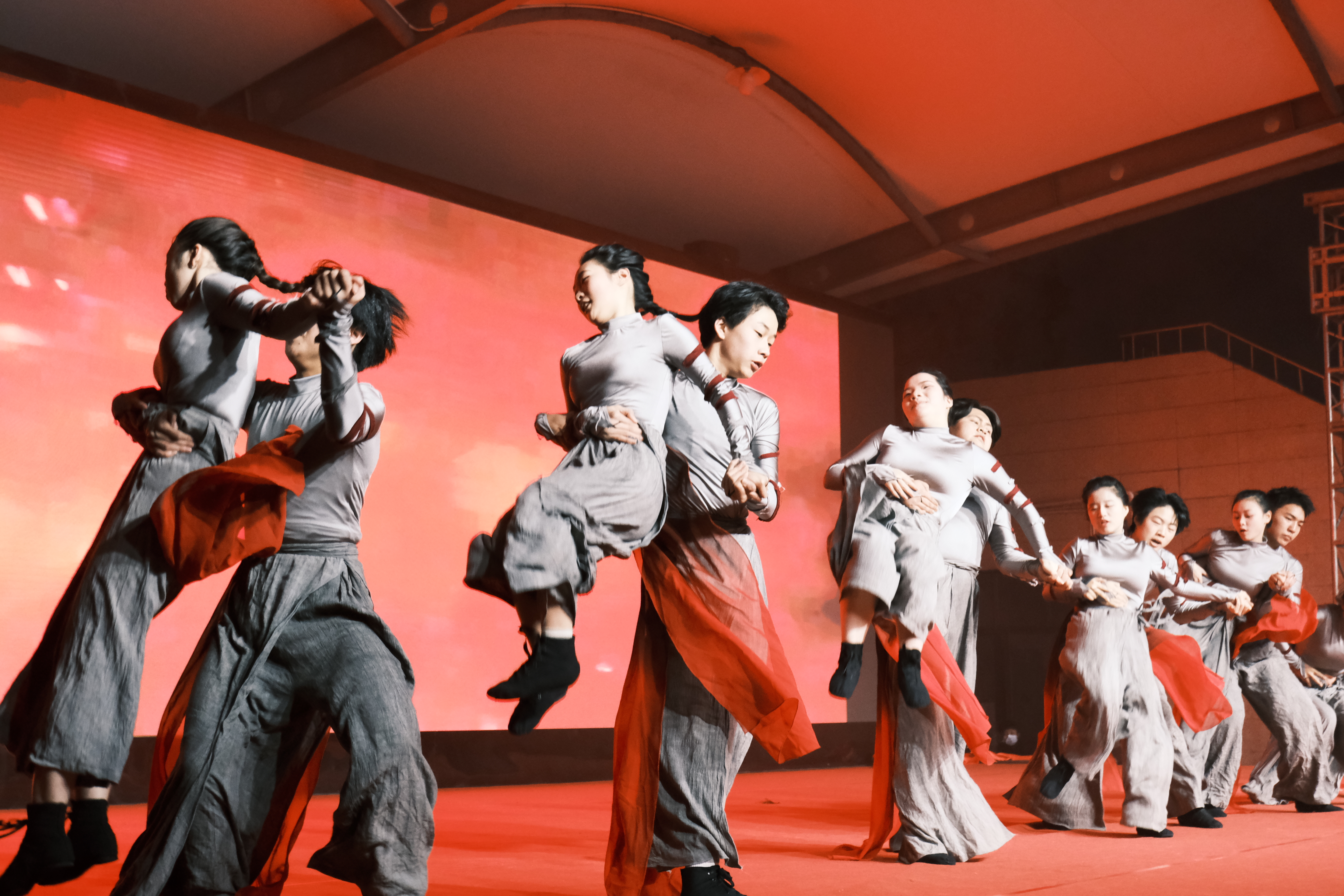 【青春山海今朝越 锦绣新程自此驰】——学校2026年迎新晚会圆满落幕